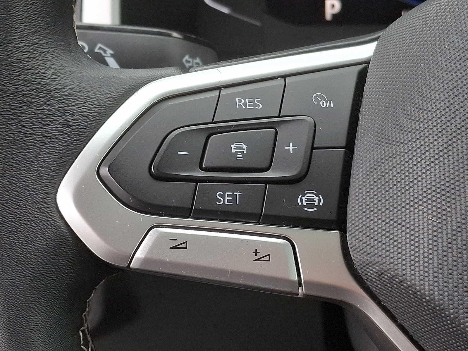 2022 Volkswagen Atlas Cross Sport 3.6L V6 SE w/Technology 4MOTION