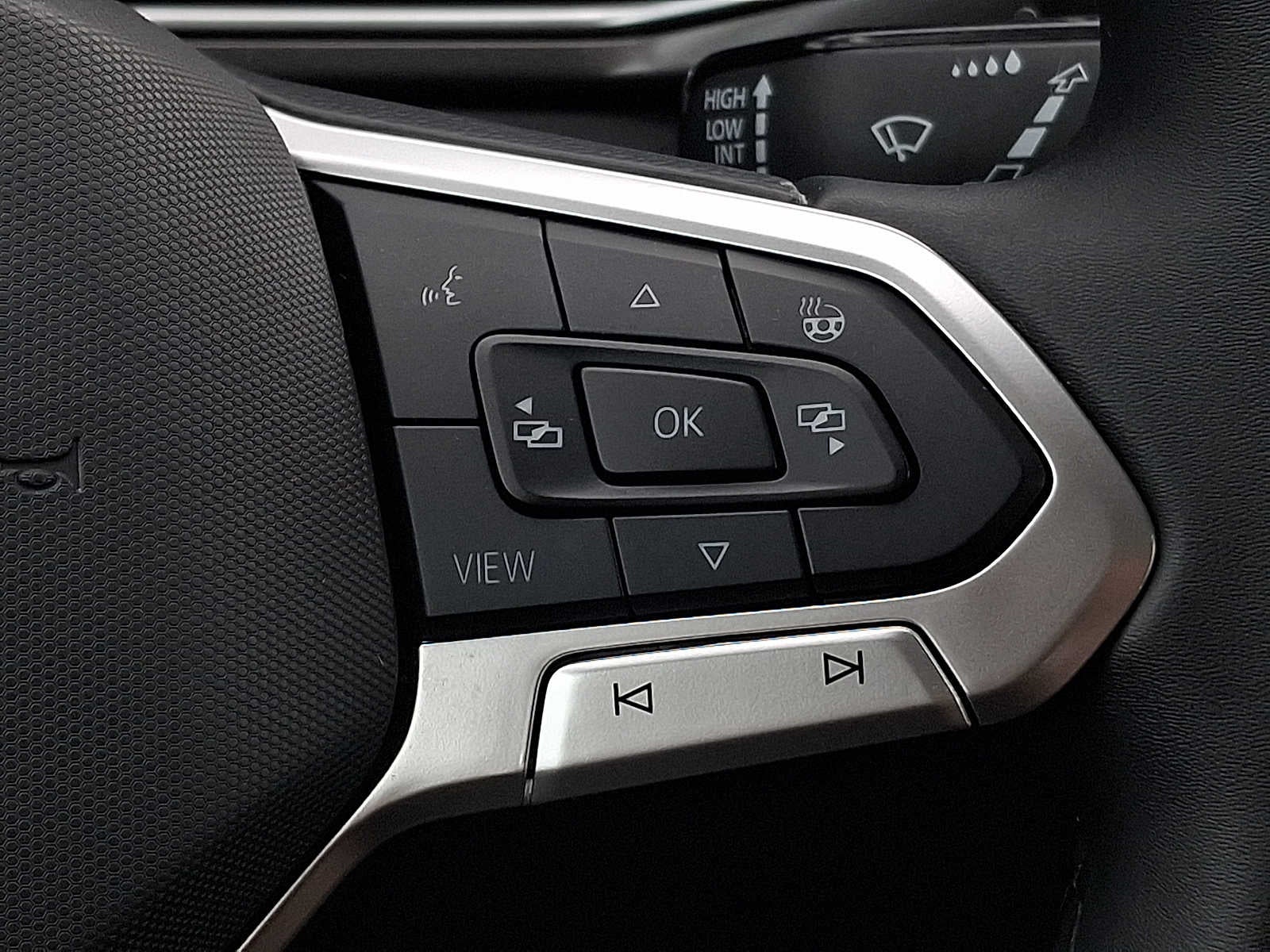 2025 Volkswagen Taos SE Black FWD