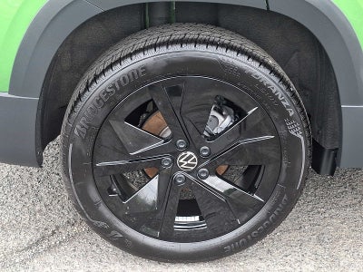 2025 Volkswagen Taos SE Black FWD
