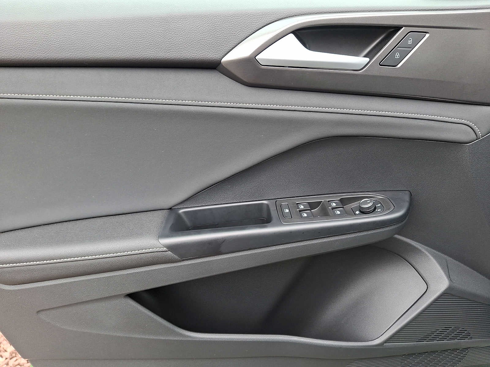 2025 Volkswagen Taos SE Black FWD