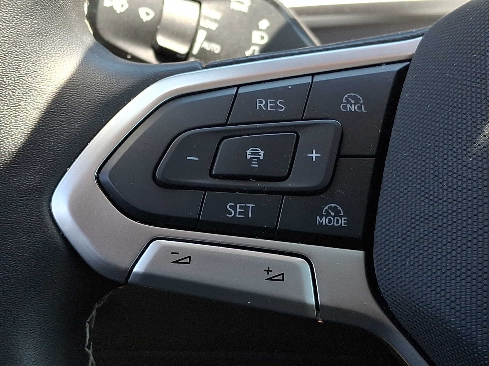 2025 Volkswagen Tiguan 2.0T SE 4MOTION