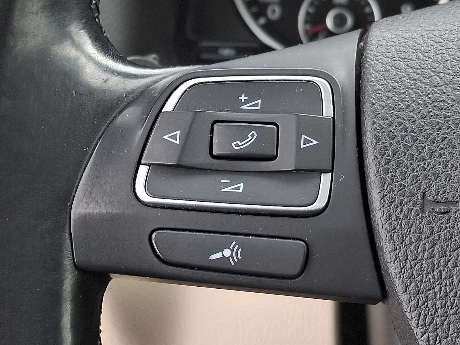 2012 Volkswagen Tiguan 4WD 4dr Auto SEL