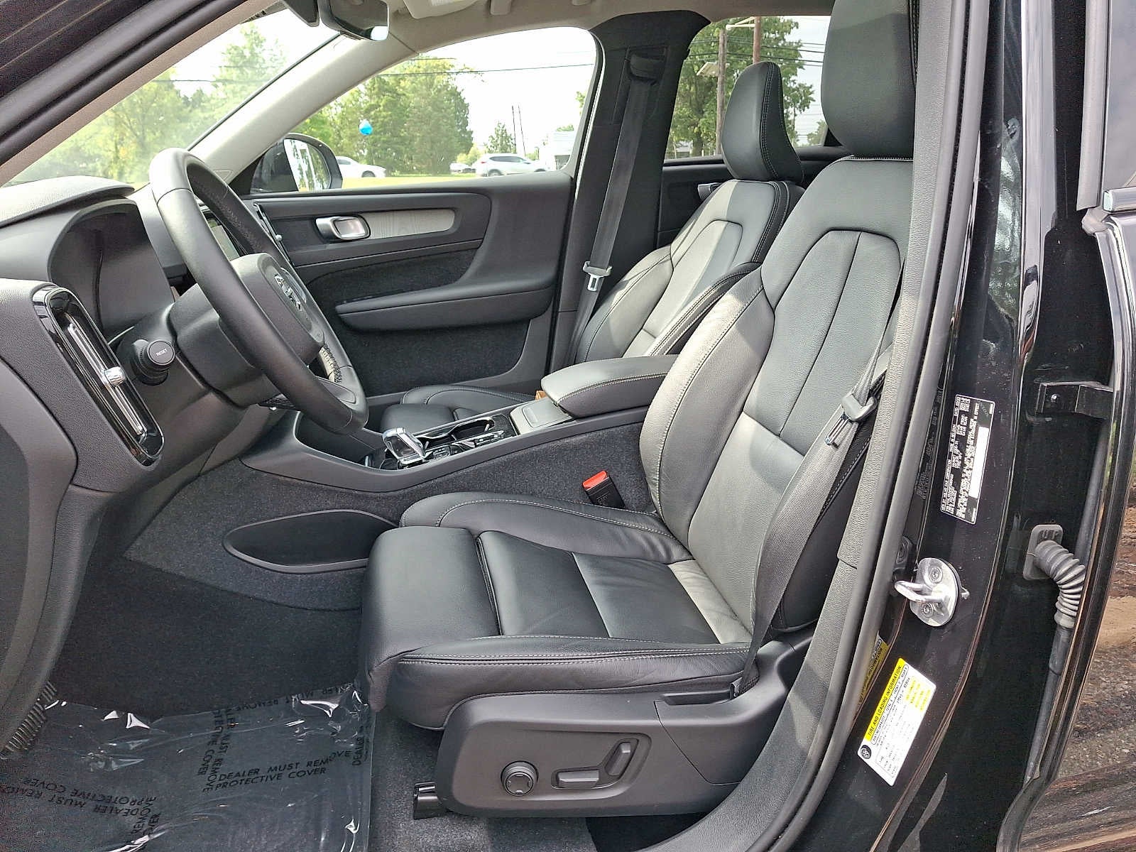 2023 Volvo XC40 B5 AWD Plus Dark Theme
