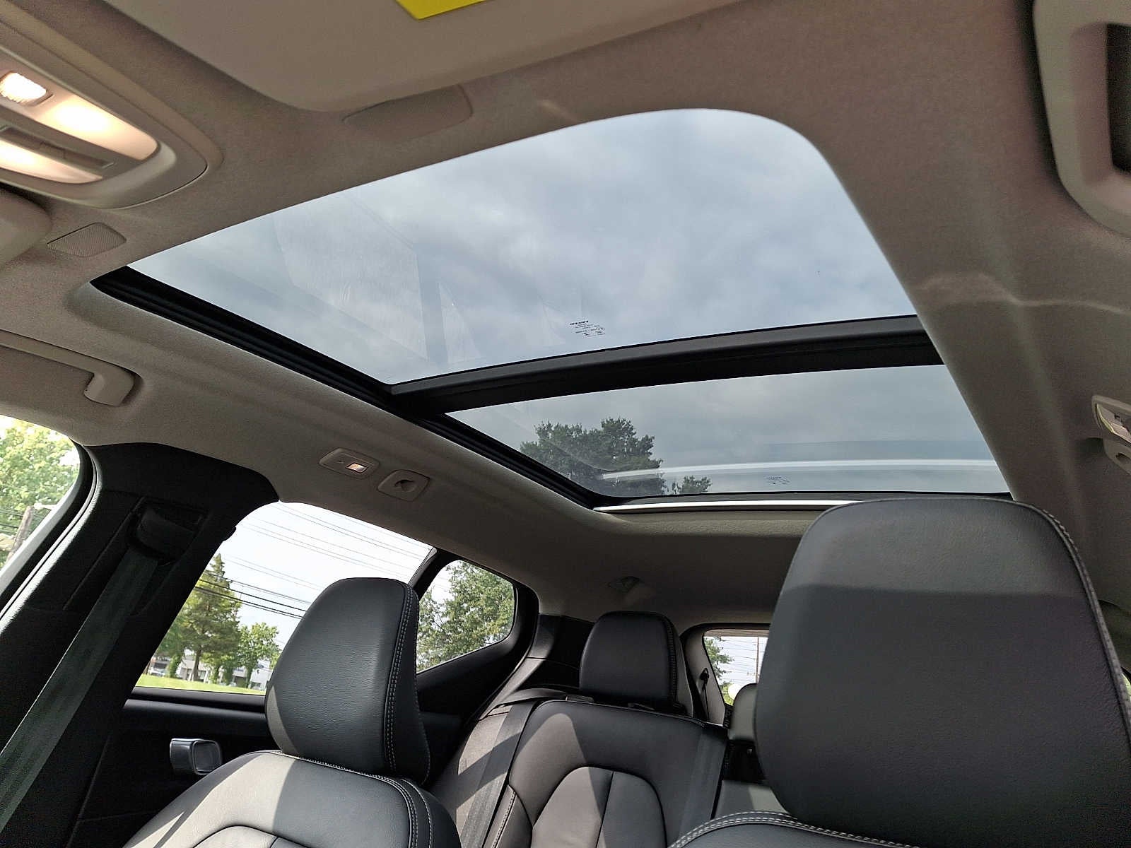 2023 Volvo XC40 B5 AWD Plus Dark Theme