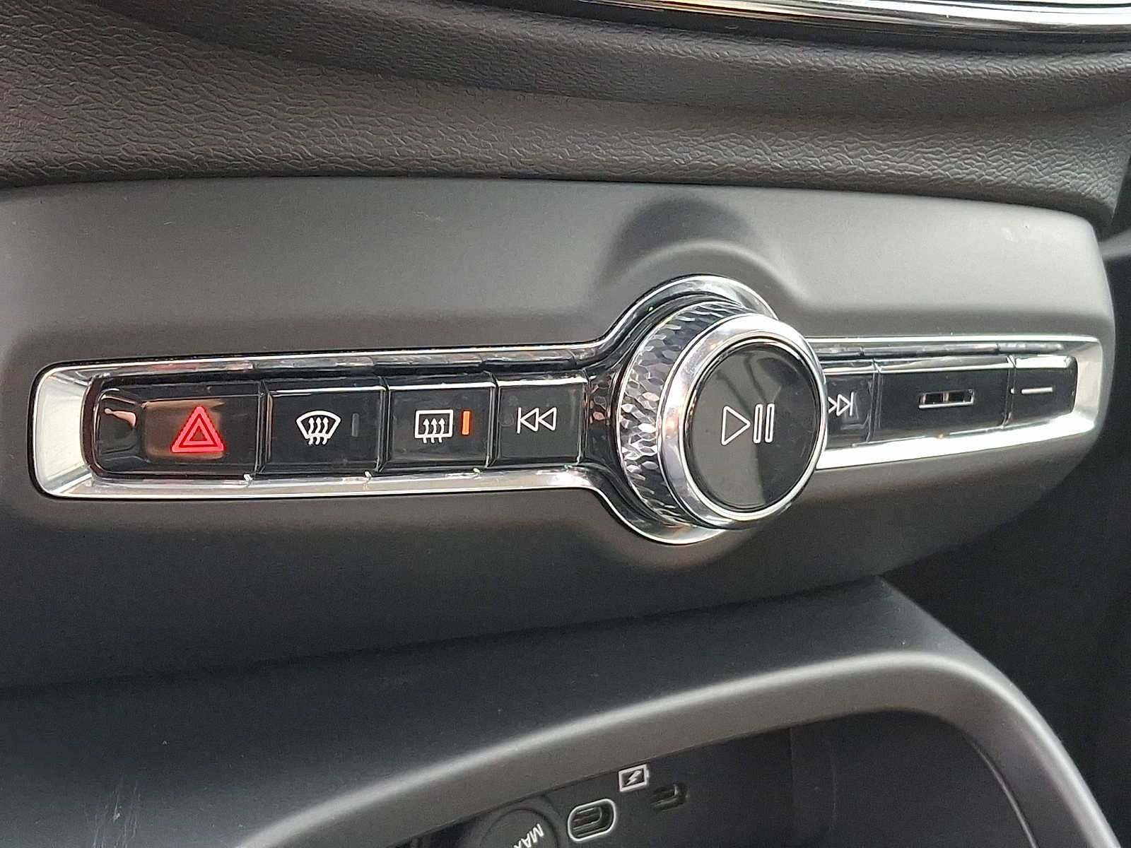 2023 Volvo XC40 B5 AWD Plus Dark Theme