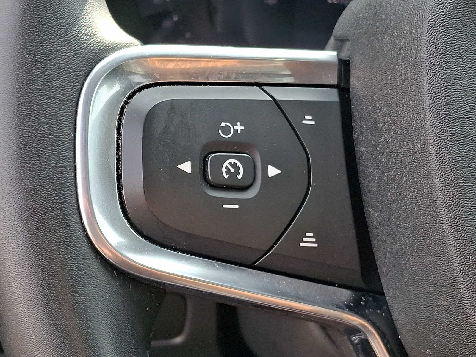 2023 Volvo XC40 B5 AWD Plus Dark Theme