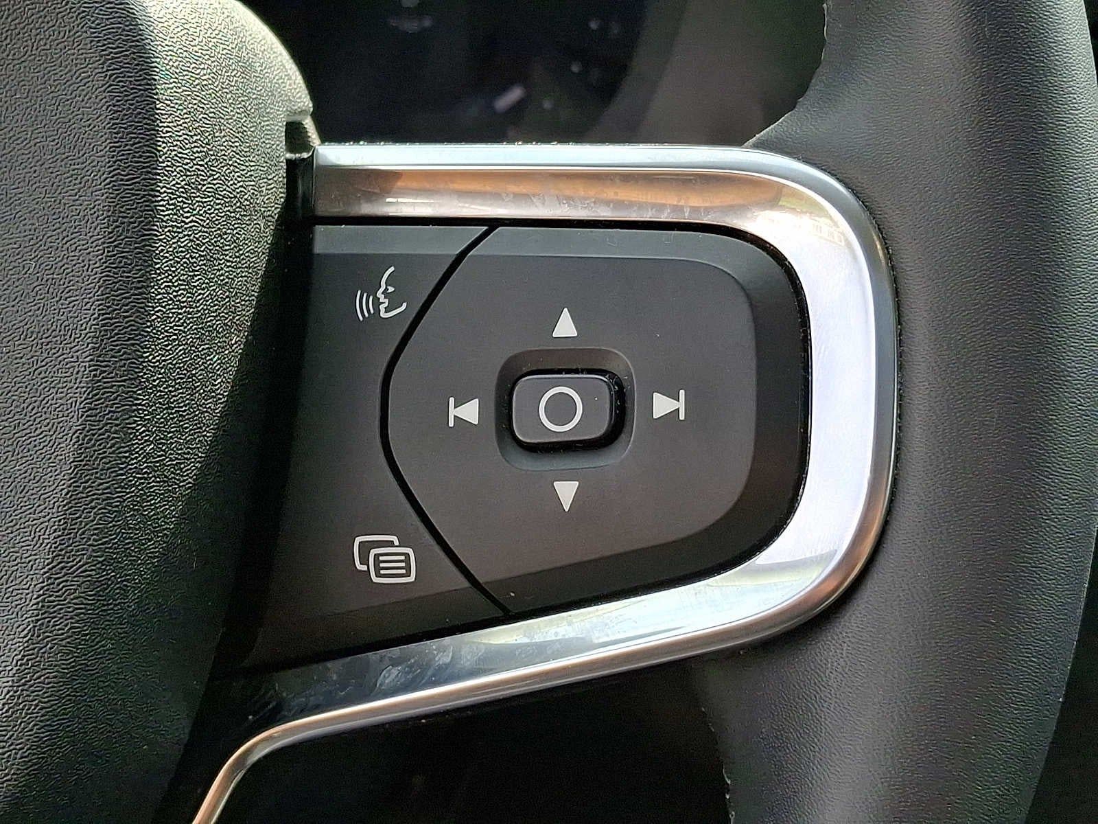 2023 Volvo XC40 B5 AWD Plus Dark Theme