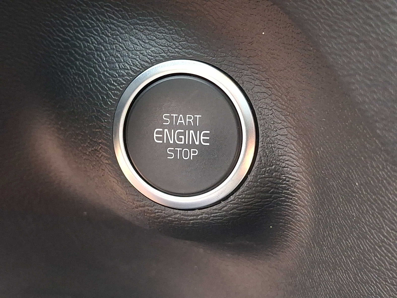 2023 Volvo XC40 B5 AWD Plus Dark Theme