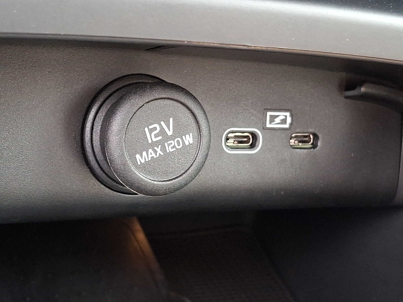 2023 Volvo XC40 B5 AWD Plus Dark Theme