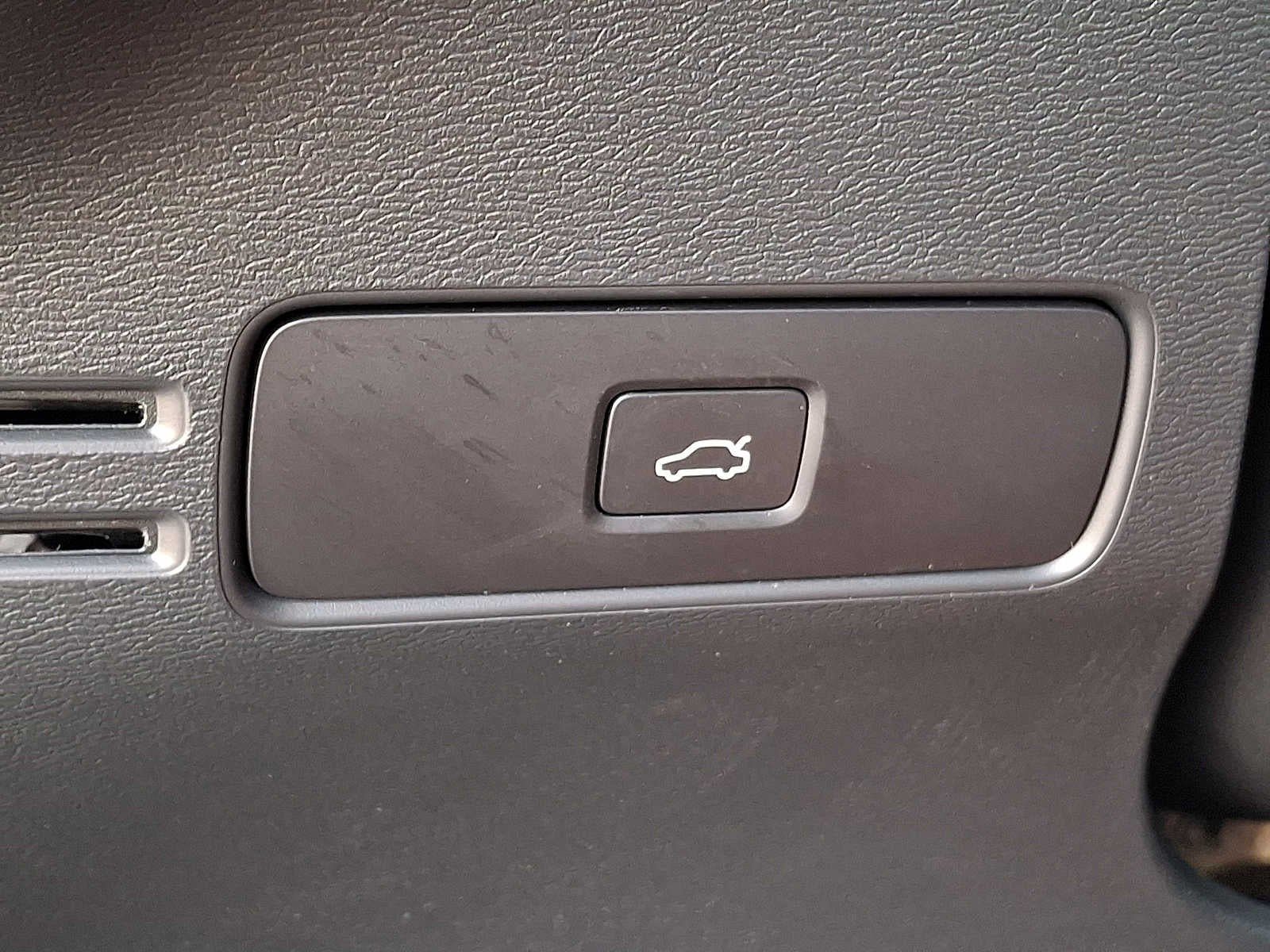 2023 Volvo XC40 B5 AWD Plus Dark Theme