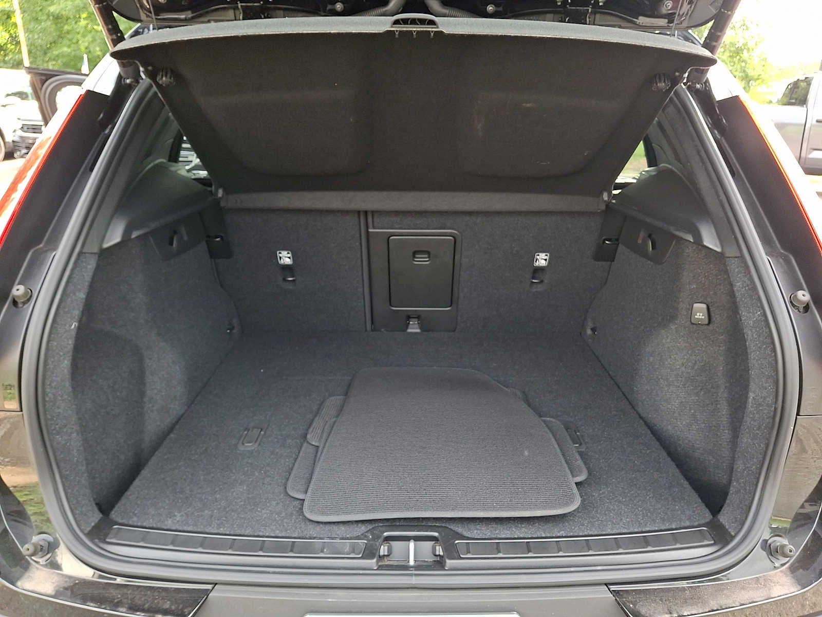 2023 Volvo XC40 B5 AWD Plus Dark Theme
