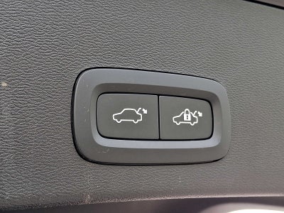 2023 Volvo XC40 B5 AWD Plus Dark Theme