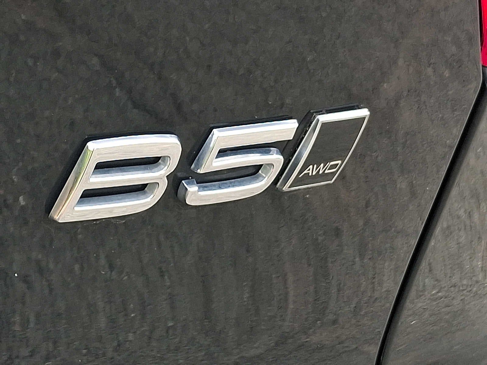2023 Volvo XC40 B5 AWD Plus Dark Theme
