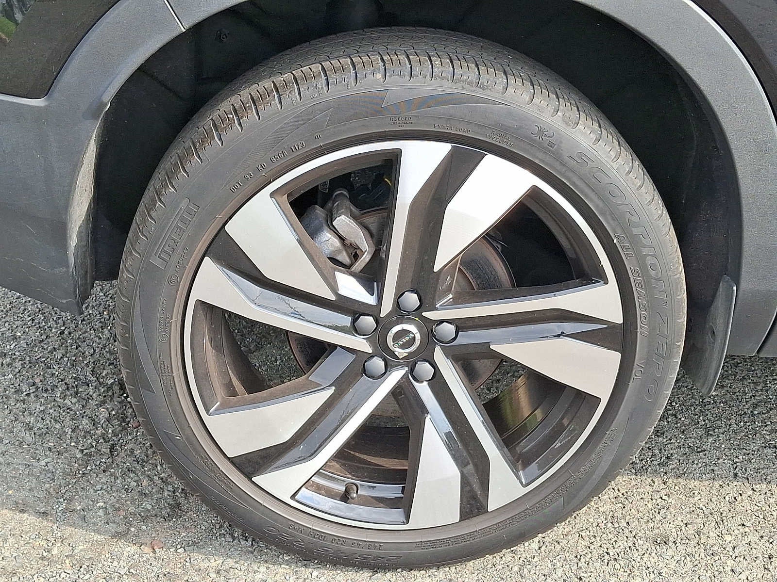 2023 Volvo XC40 B5 AWD Plus Dark Theme