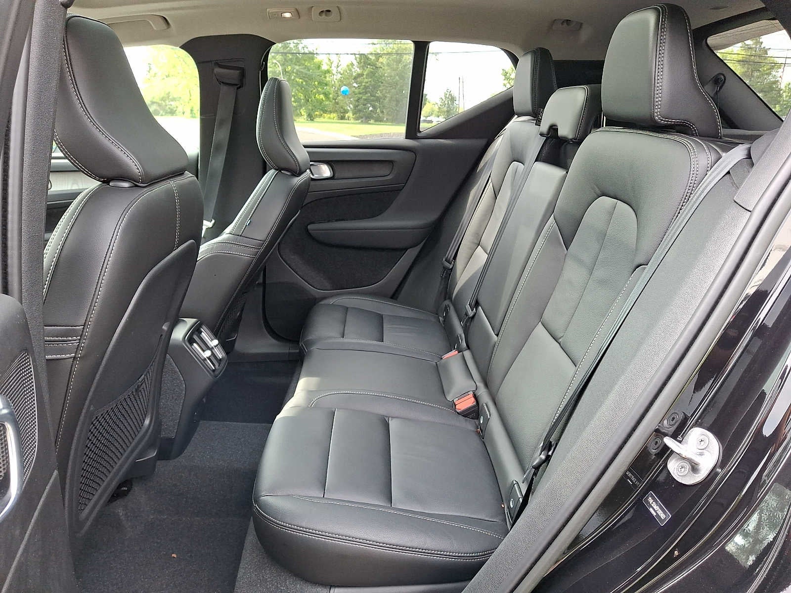 2023 Volvo XC40 B5 AWD Plus Dark Theme