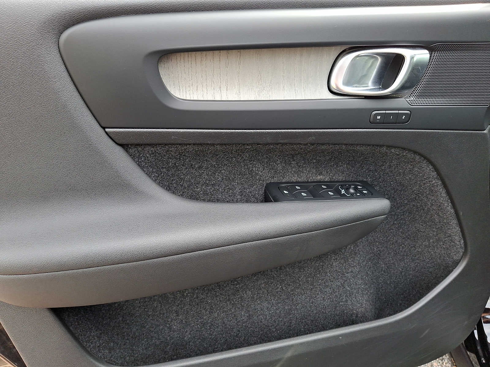 2023 Volvo XC40 B5 AWD Plus Dark Theme
