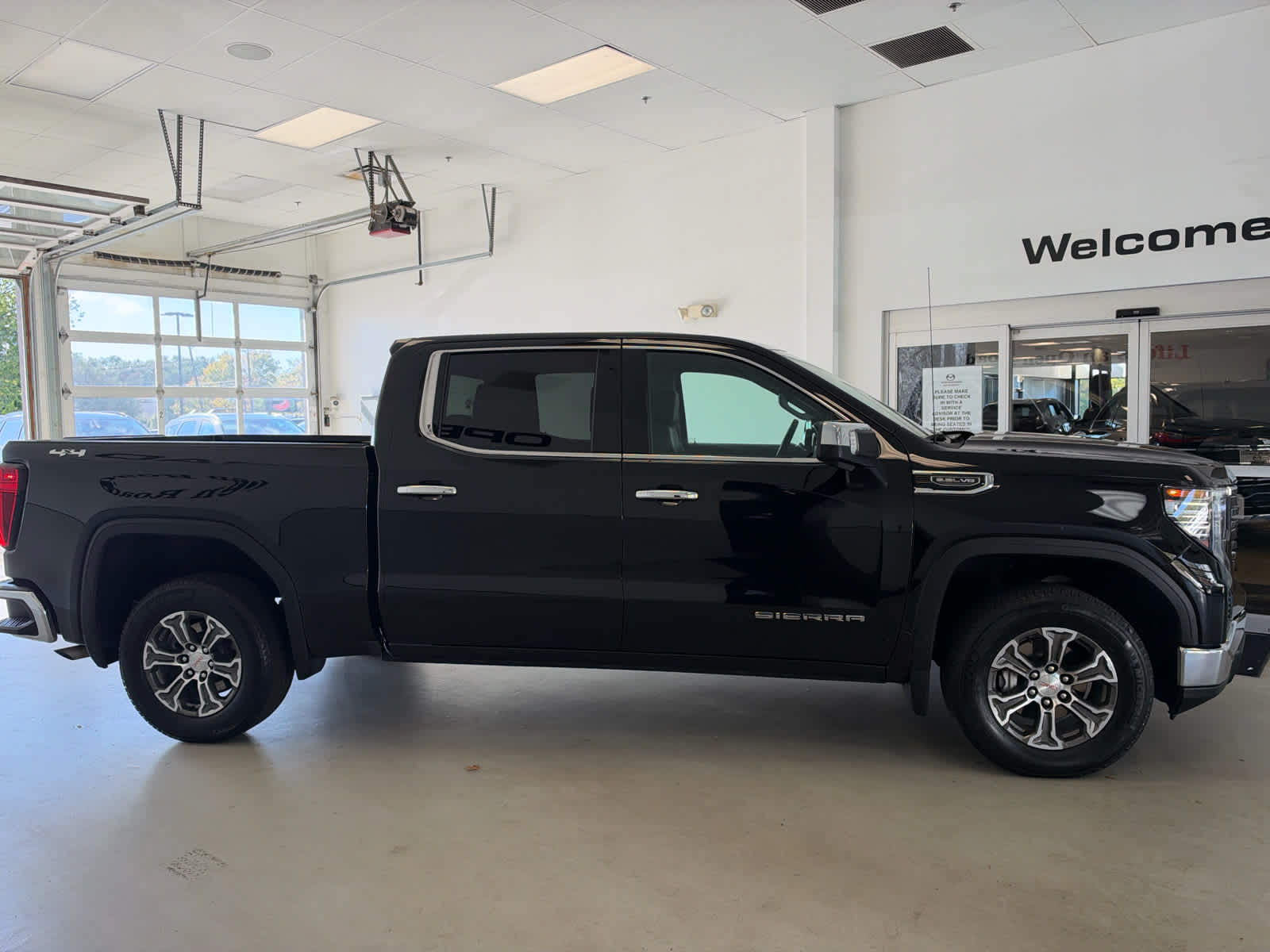 2025 GMC Sierra 1500 4WD Crew Cab 147 SLT