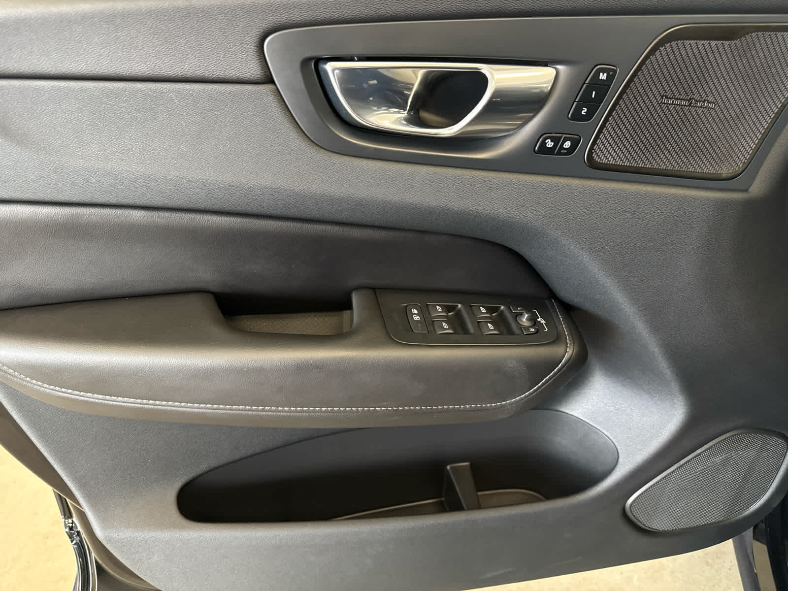 2023 Volvo XC60 B6 AWD Ultimate Bright Theme