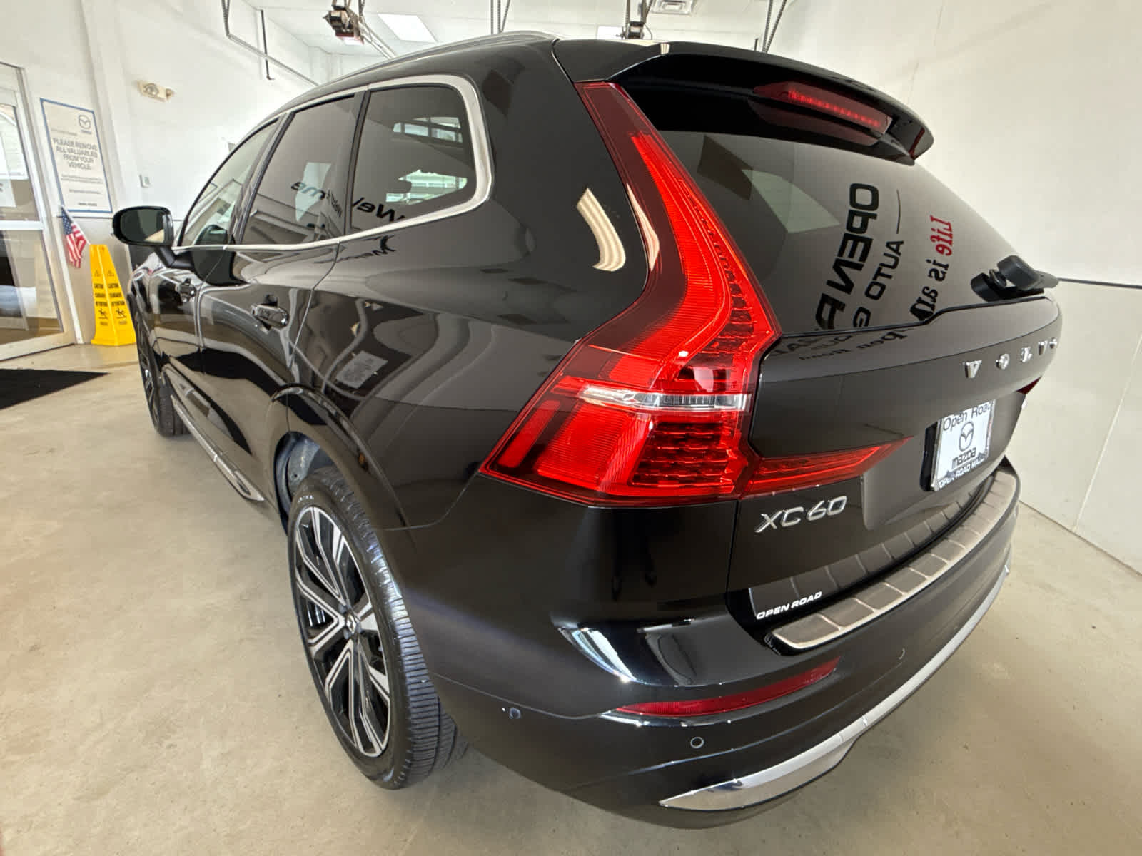 2023 Volvo XC60 B6 AWD Ultimate Bright Theme
