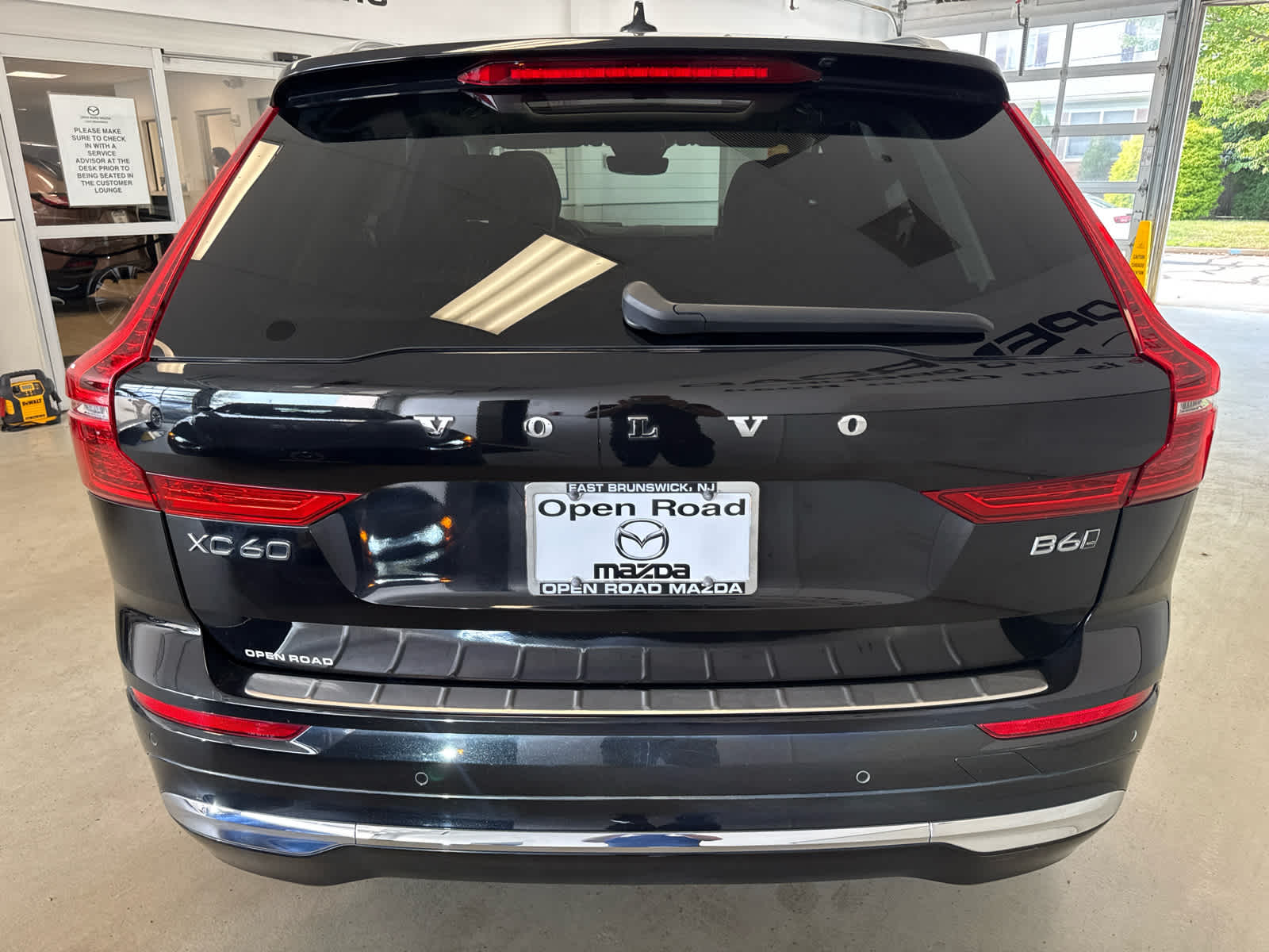2023 Volvo XC60 B6 AWD Ultimate Bright Theme