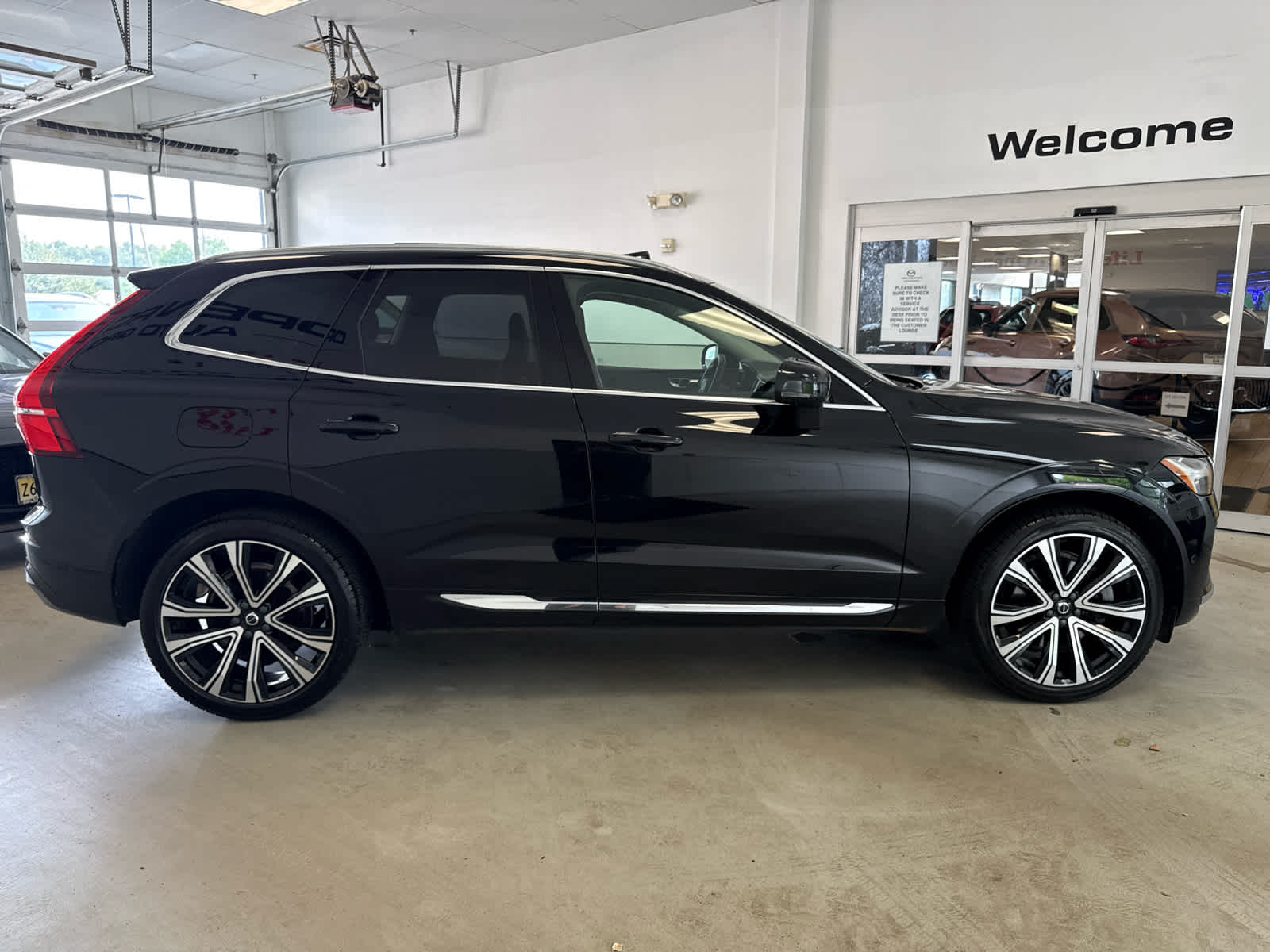 2023 Volvo XC60 B6 AWD Ultimate Bright Theme