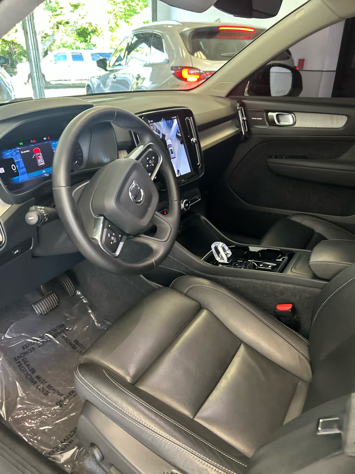 2024 Volvo XC40 B5 AWD Plus Dark Theme