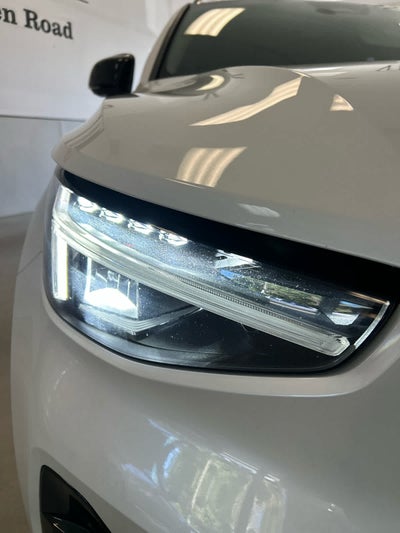 2024 Volvo XC40 B5 AWD Plus Dark Theme