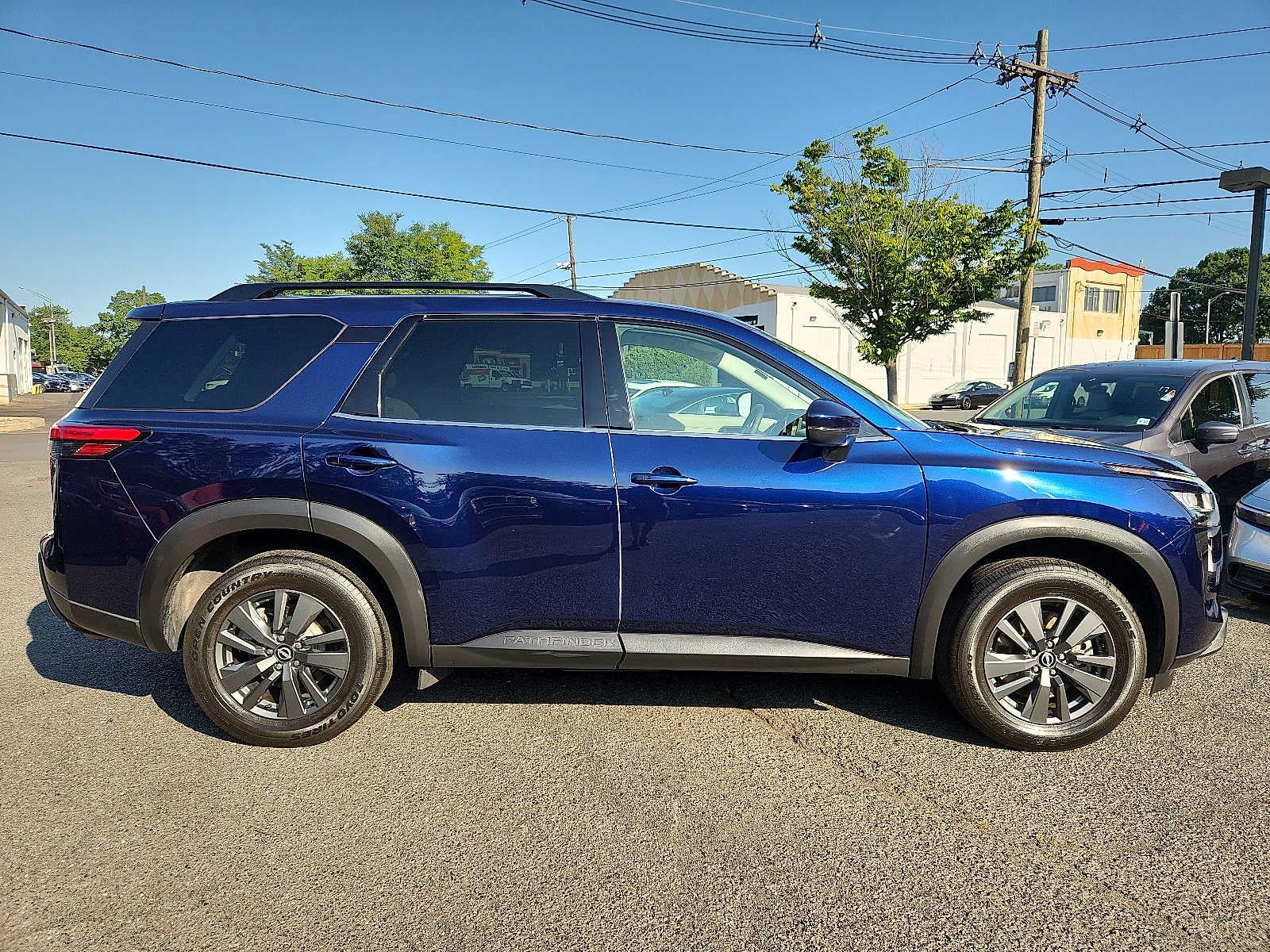 2022 Nissan Pathfinder SV