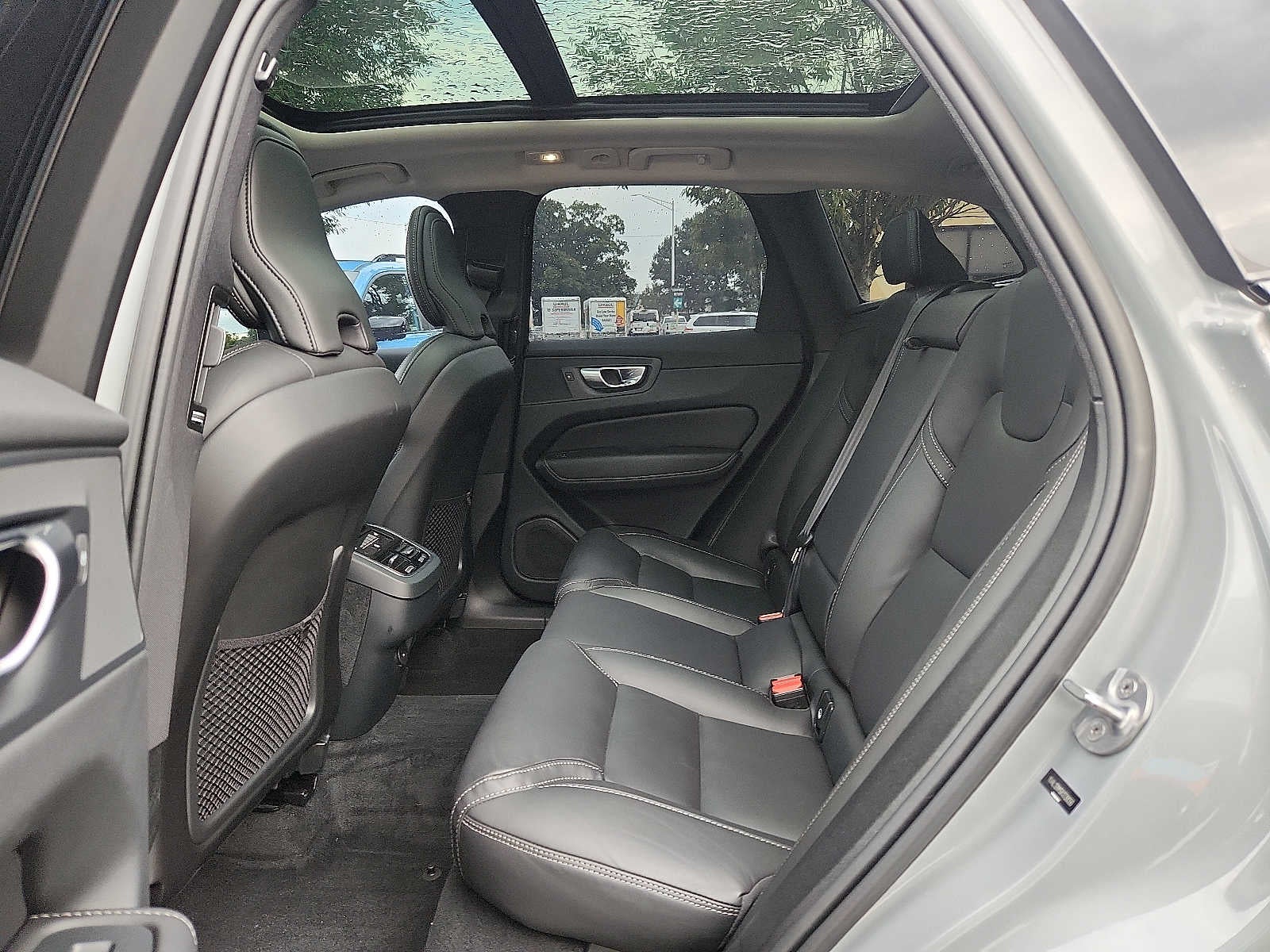 2024 Volvo XC60 Ultimate Dark Theme