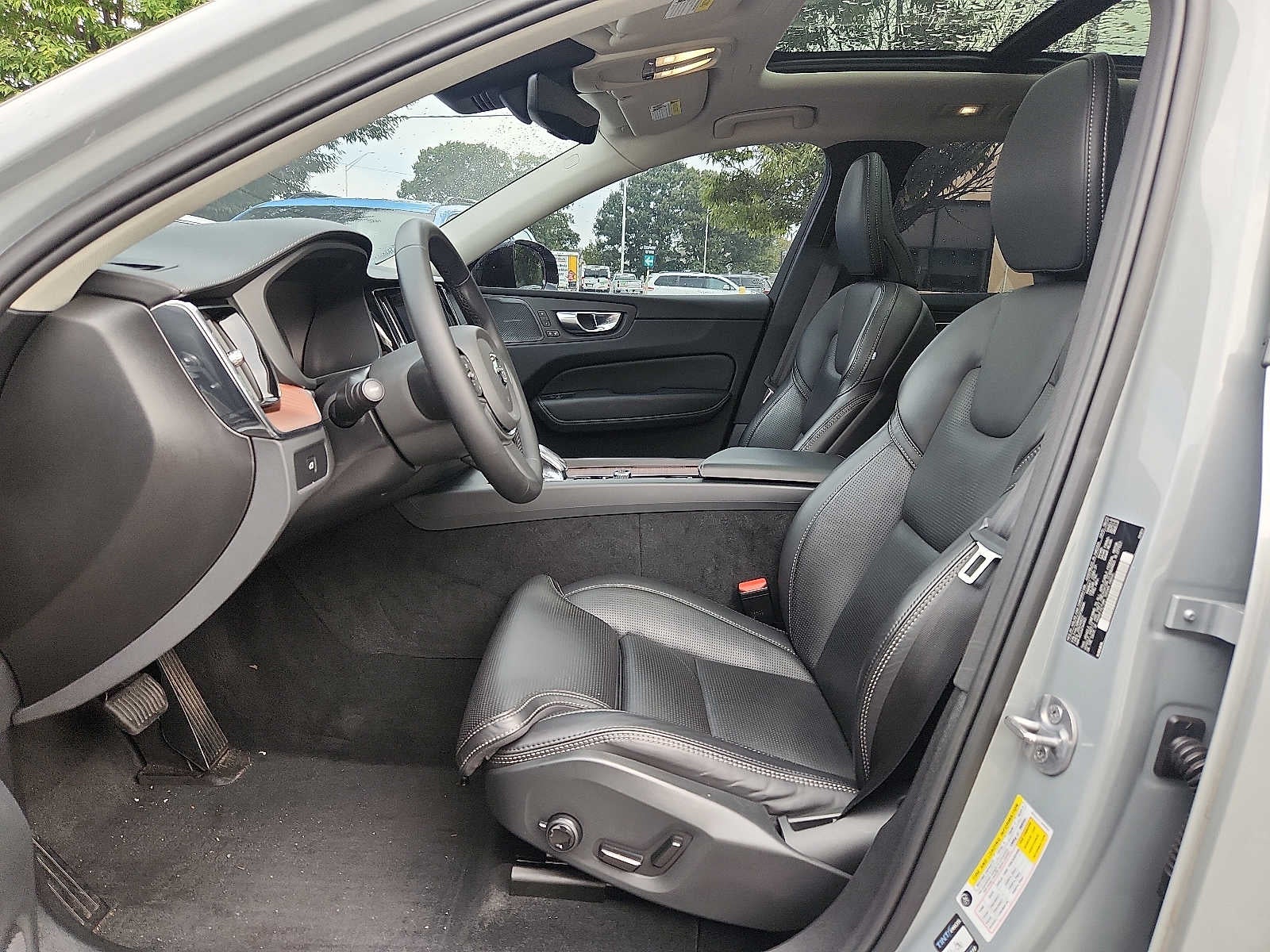 2024 Volvo XC60 Ultimate Dark Theme