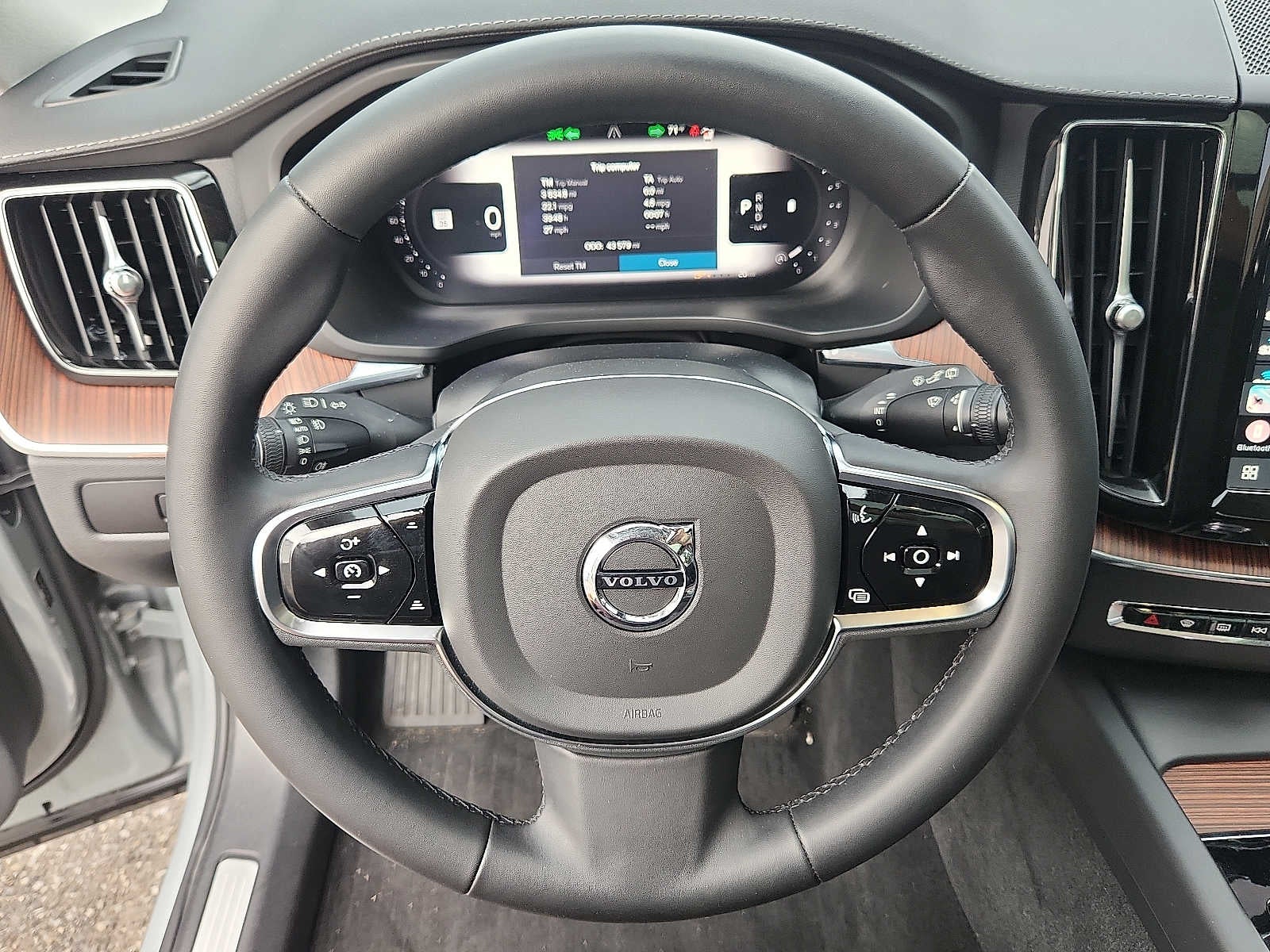 2024 Volvo XC60 Ultimate Dark Theme