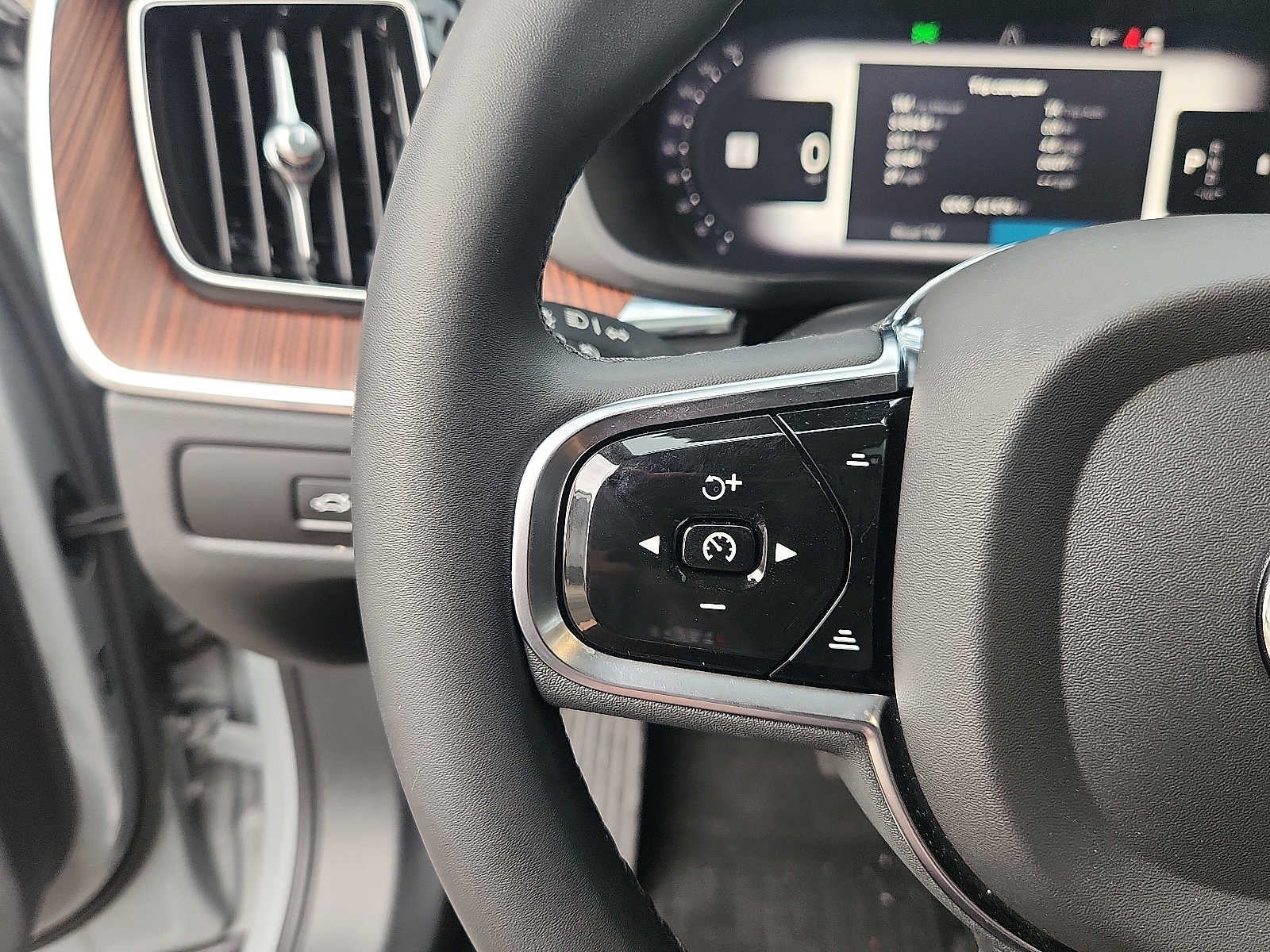 2024 Volvo XC60 Ultimate Dark Theme