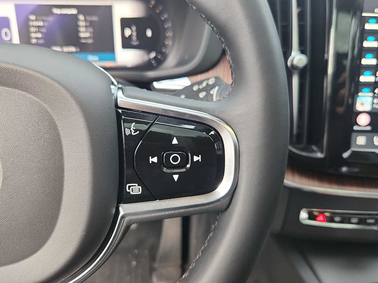2024 Volvo XC60 Ultimate Dark Theme