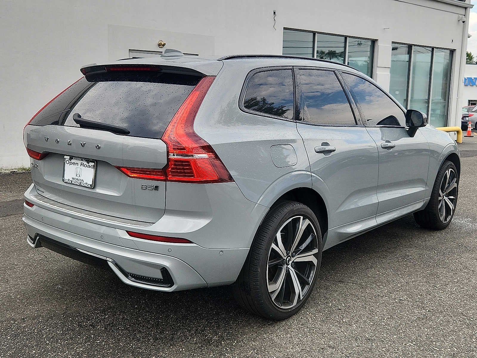 2024 Volvo XC60 Ultimate Dark Theme