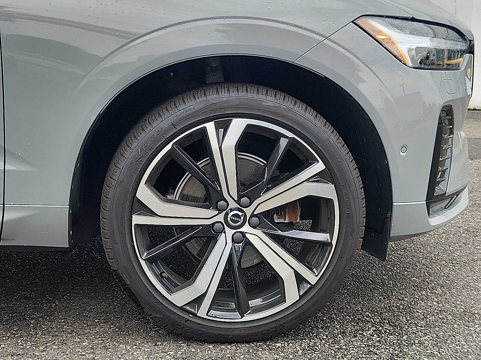 2024 Volvo XC60 Ultimate Dark Theme