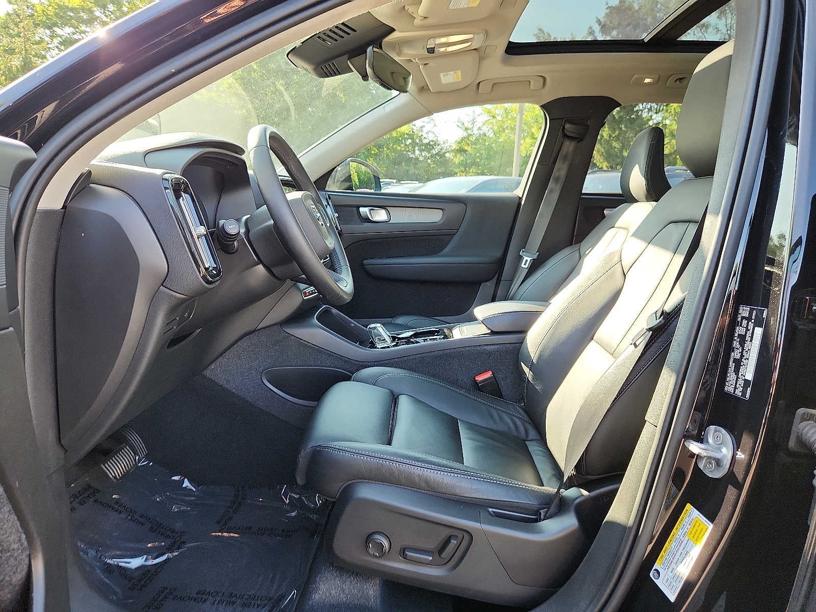 2023 Volvo XC40 Plus Dark Theme