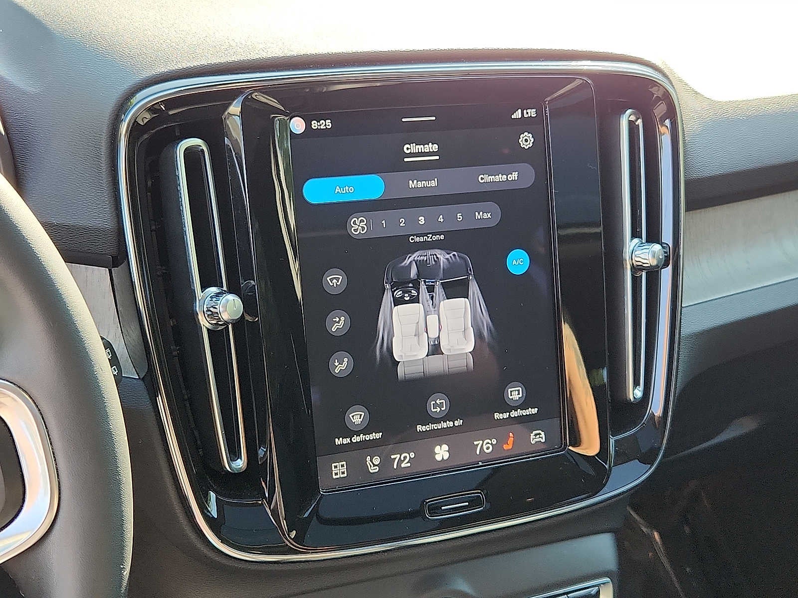 2023 Volvo XC40 Plus Dark Theme