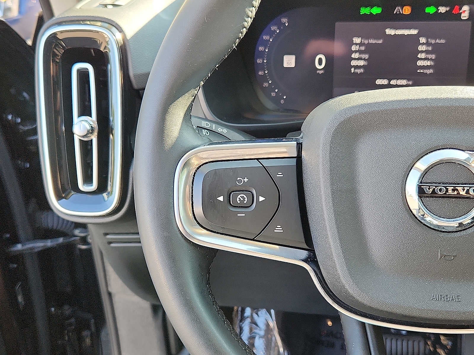 2023 Volvo XC40 Plus Dark Theme