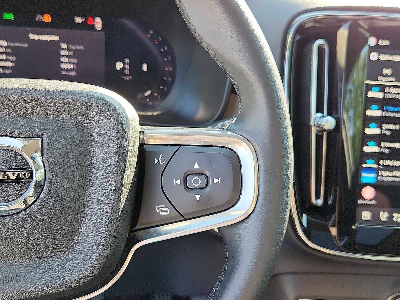 2023 Volvo XC40 Plus Dark Theme