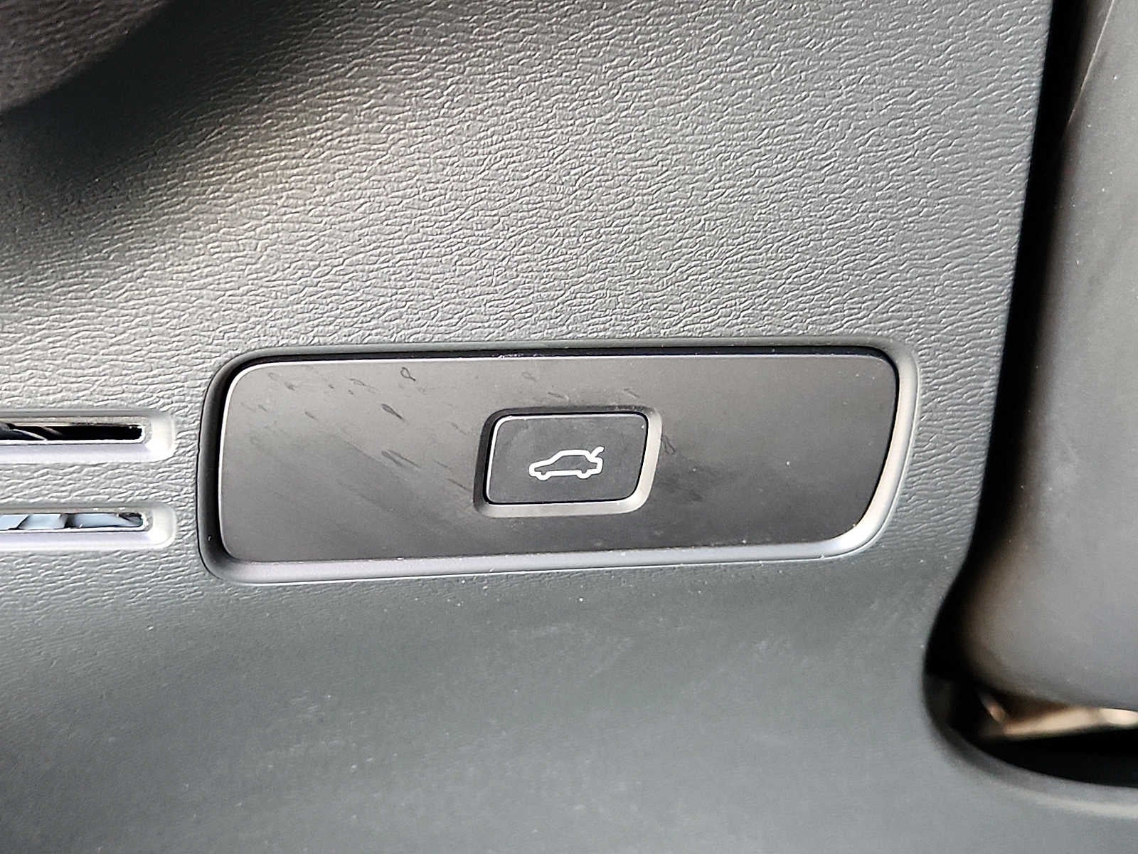 2023 Volvo XC40 Plus Dark Theme