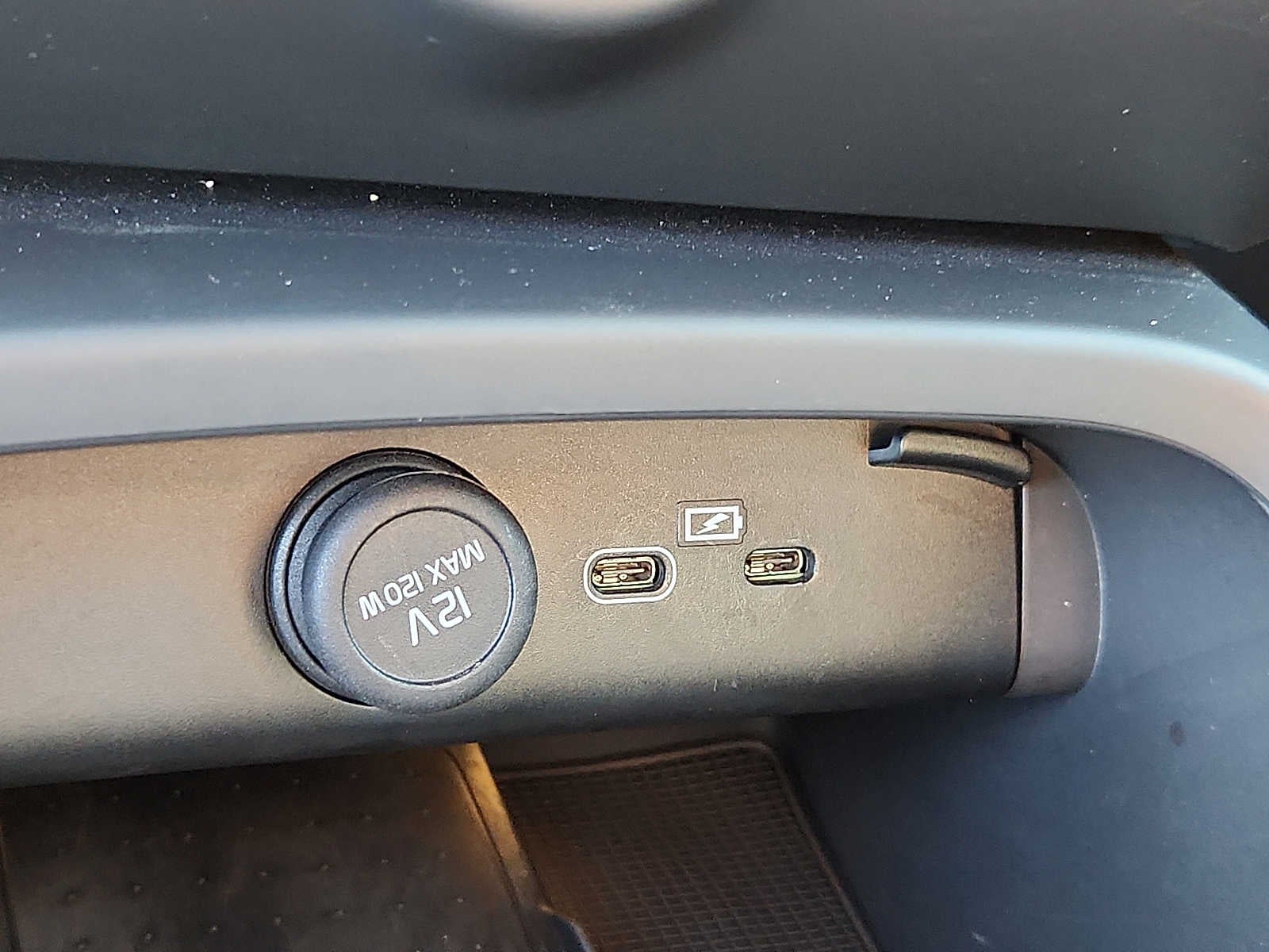 2023 Volvo XC40 Plus Dark Theme