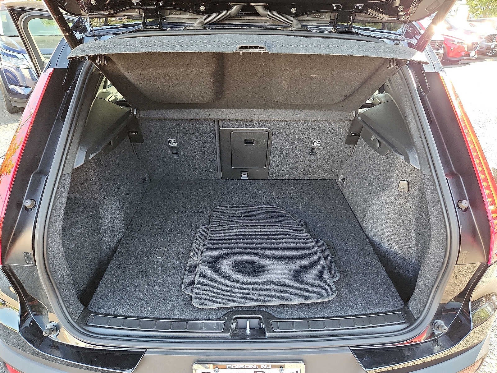 2023 Volvo XC40 Plus Dark Theme