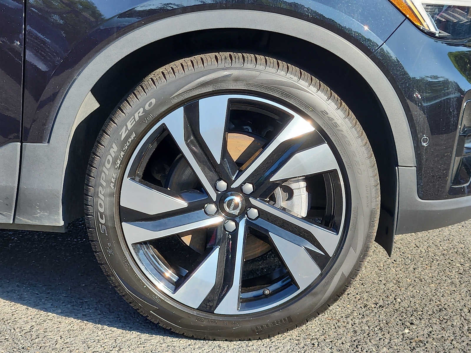 2023 Volvo XC40 Plus Dark Theme