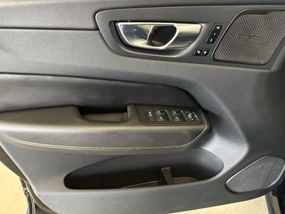 2023 Volvo XC60 Ultimate Bright Theme