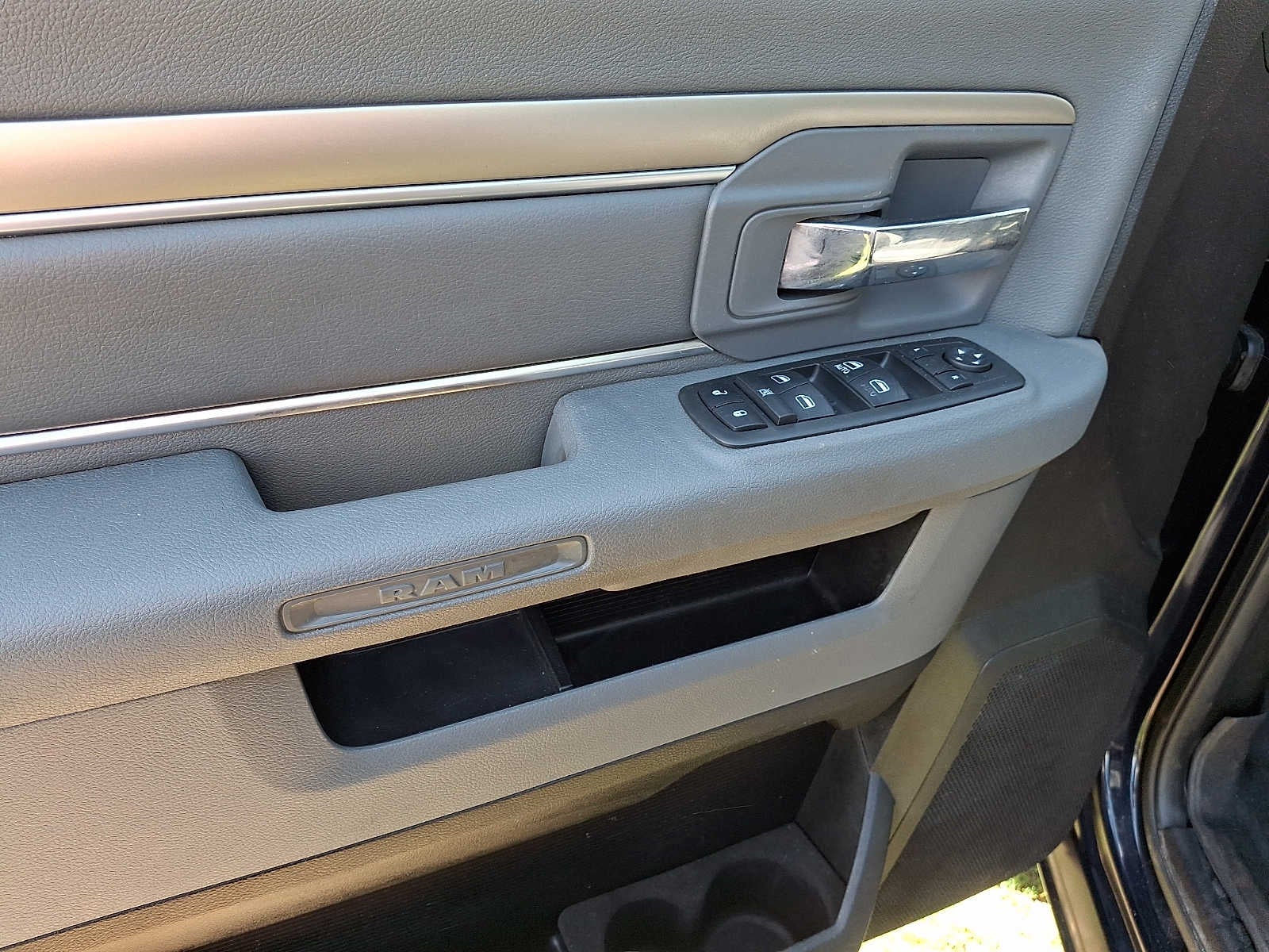 2013 RAM 1500 4WD Crew Cab 140.5 SLT