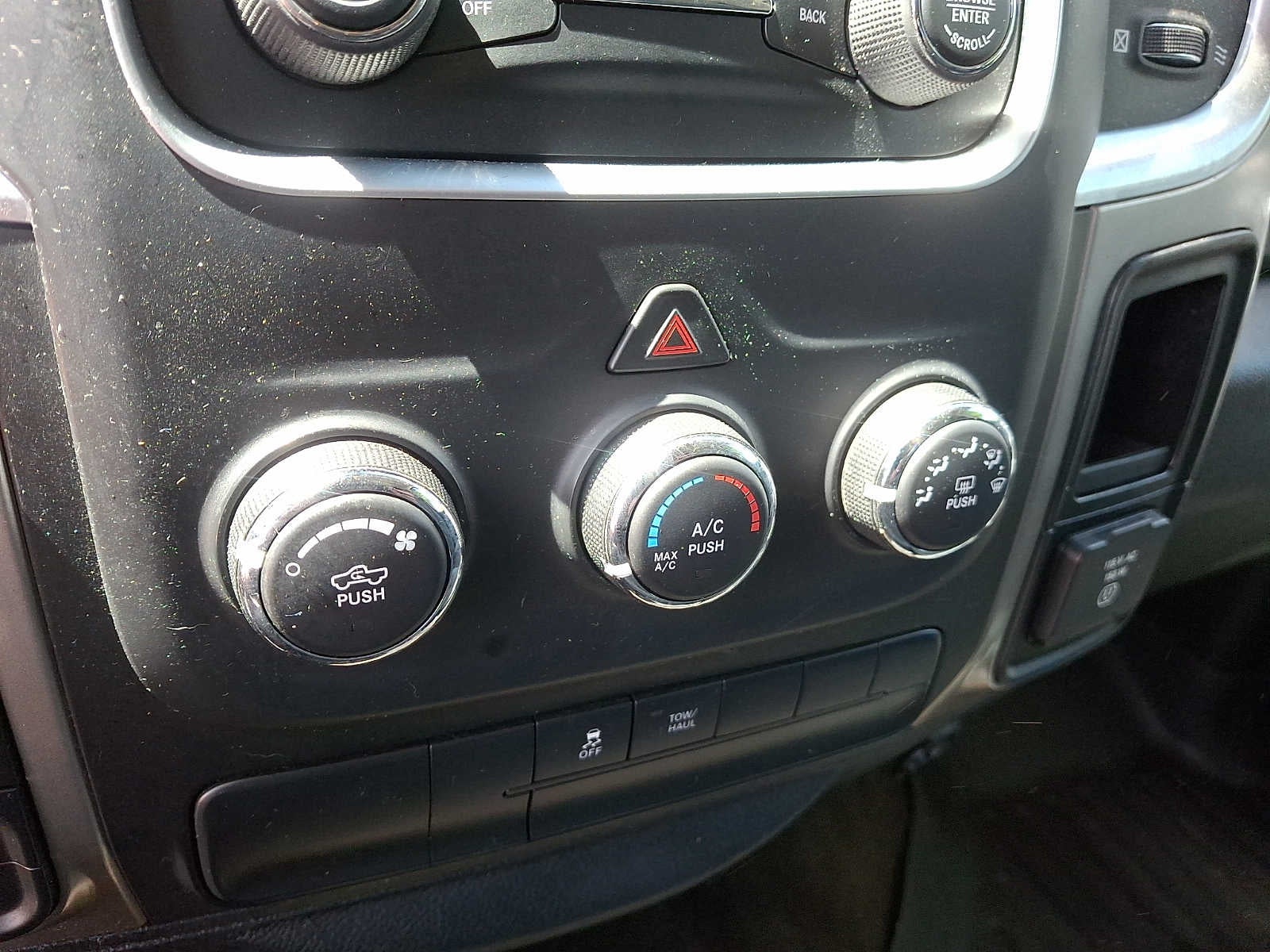 2013 RAM 1500 4WD Crew Cab 140.5 SLT
