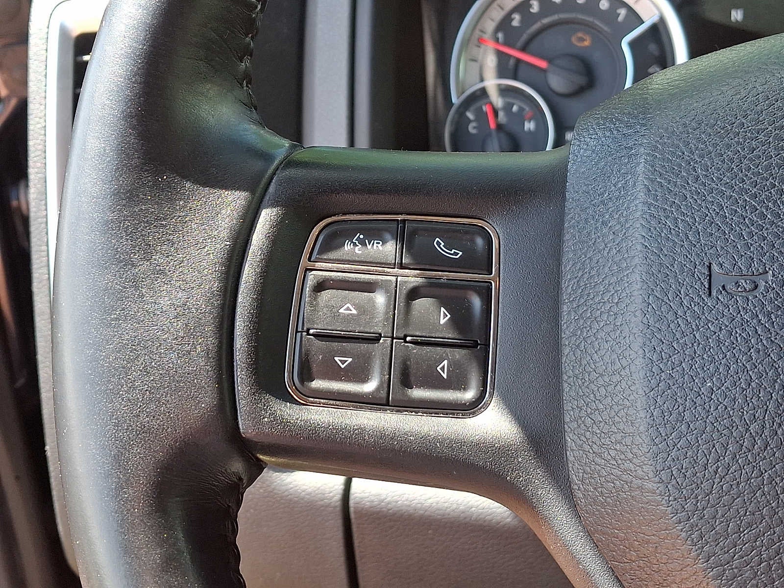 2013 RAM 1500 4WD Crew Cab 140.5 SLT