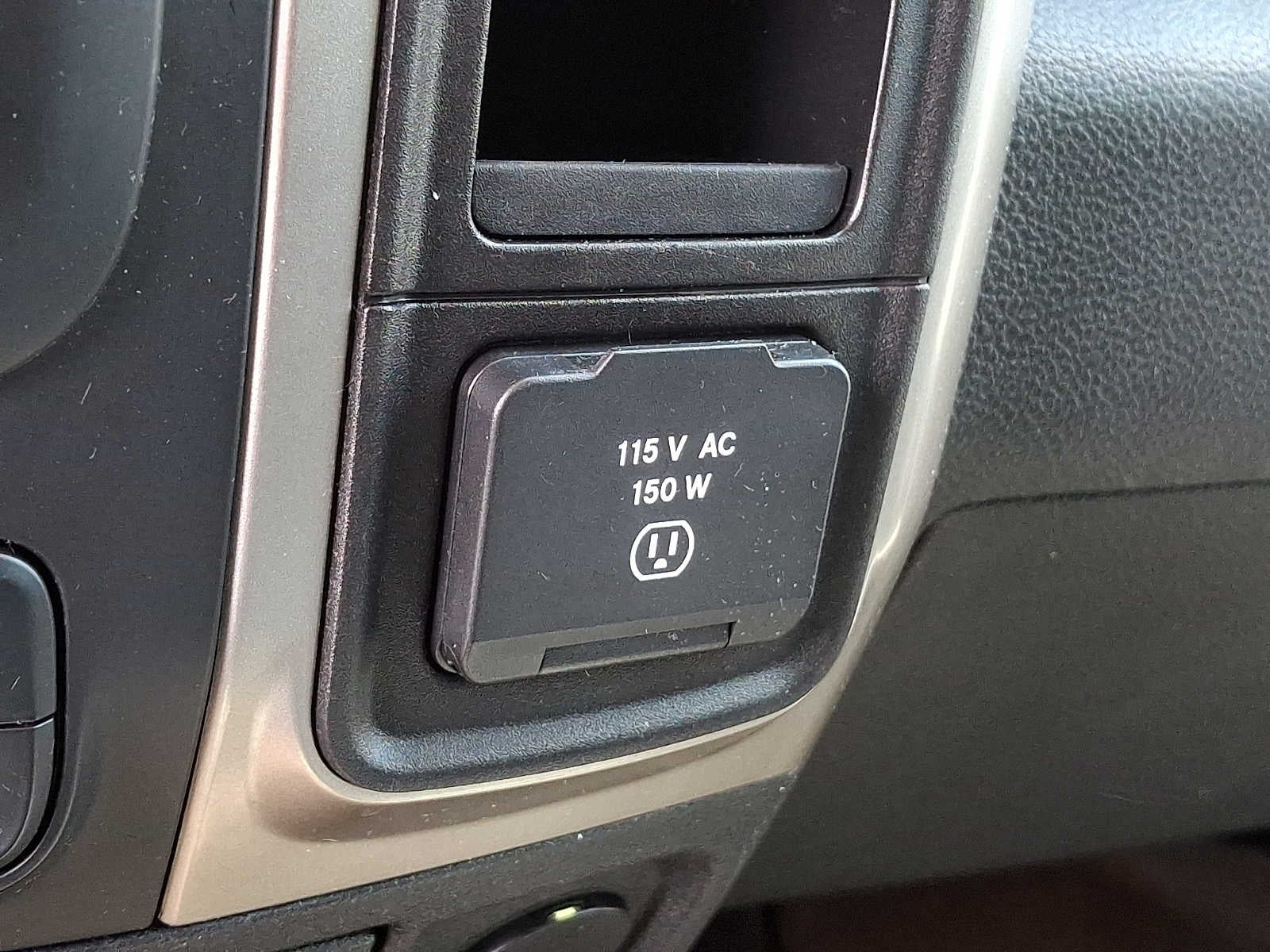 2013 RAM 1500 4WD Crew Cab 140.5 SLT