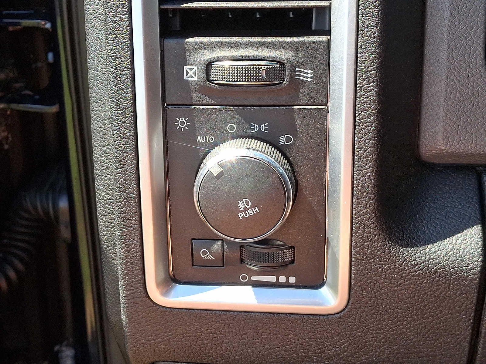 2013 RAM 1500 4WD Crew Cab 140.5 SLT