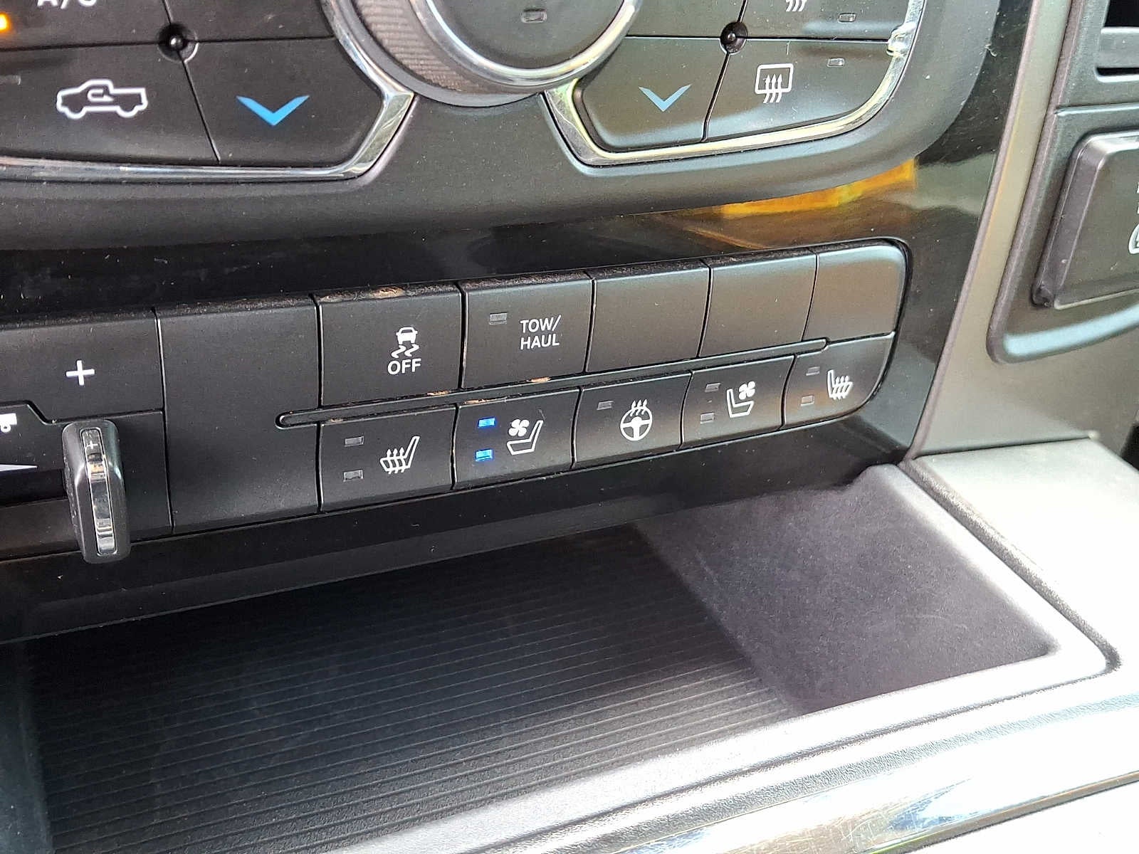 2017 RAM 1500 Night 4x4 Crew Cab 57 Box